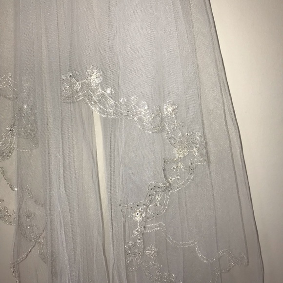 Waist length white veil with blusher - Picture 5 of 13